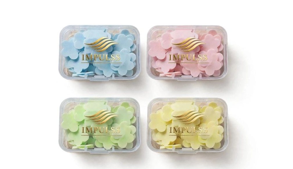 Cuatro cajas de jabón en forma de flor IMPULSS Flor en azul, rosa, verde y amarillo sobre fondo blanco