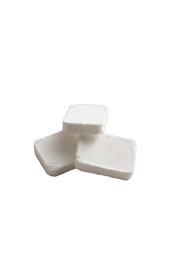 Tres pastillas de toallita comprimida sobre fondo blanco